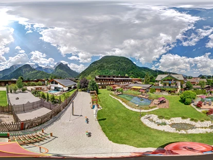 Hundehotel - Pools: Schwimmteich - Gartenansicht mit Hundeplatz udn Fußballplatz - Familien und Vitalhotel Mühlpointhof ***S