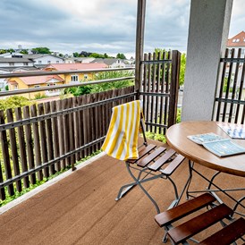Ferienhaus mit Hund: Balkon der großzügigen Wohnung "Hiddensee 6" mit Balkonmöbeln - Rügener Ferienhäuser am Hochufer