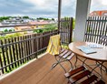 Ferienhaus mit Hund: Balkon der großzügigen Wohnung "Hiddensee 6" mit Balkonmöbeln - Rügener Ferienhäuser am Hochufer