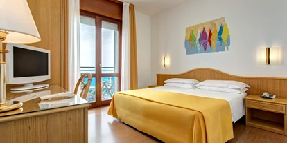 Hundehotel - Trink-/Fressnapf: an der Rezeption - Lido di Jesolo - Die vorteilhafte Lage des Hotels Croce di Malta garantiert allen Gästen Ruhe und Unbeschwertheit.
Die Hotelzimmer sind einfach und geschmackvoll eingerichtet, mit einer Kombination aus Eleganz und Modernem.
In jedem Zimmer kann man in den heißen Monaten die Klimaanlage nutzen, sowie Schließfach, LCD-TV, Telefon, WiFi-Internetverbindung, Minibar, Duschkabine und Haartrockner. - Hotel Croce di Malta
