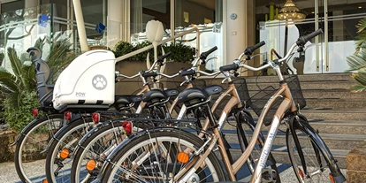 Hundehotel - Trink-/Fressnapf: an der Rezeption - Lido di Jesolo - Den vierbeinigen Freunden stellt das Hotel zur Verfügung Fahrräder mit Transportbehälter für Hunde. - Hotel Croce di Malta