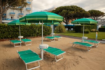 Urlaub-mit-Hund: Den vierbeinigen Freunden stellt das Hotel zur Verfügung einen eigenen, extra ausgestatteten kleinen abgegrenzten Strandbereich für Gäste mit Tieren (ohne direkten Zugang zum Meer, auf dem Grundstück des Hotels). - Hotel Croce di Malta