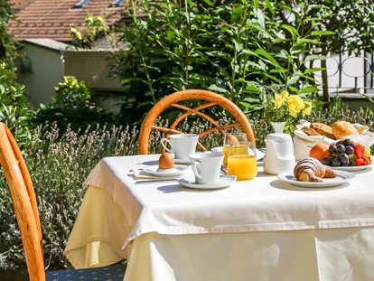 Hundehotel - Doggies: 3 Doggies - Frühstück im Freien - Sonnenhotel Adler Nature Spa Adults only