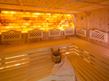 Hundehotel - Doggies: 3 Doggies - Finnische Bio-Fichtenholzsauna mit Alabastersteinen - Sonnenhotel Adler Nature Spa Adults only