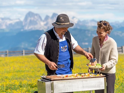 Hundehotel - Doggies: 3 Doggies - Gesellige Grillfeier auf der hoteleigenen Alm mit Juniorchef Walter - Sonnenhotel Adler Nature Spa Adults only