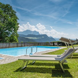 Urlaub-mit-Hund: Freibad im Schwesternhotel - Sonnenhotel Adler Nature Spa Adults only