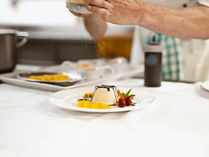 Hundehotel - Doggies: 3 Doggies - Juniorchef Reinhold ist für unsere ausgezeichnete Küche zuständig - Sonnenhotel Adler Nature Spa Adults only