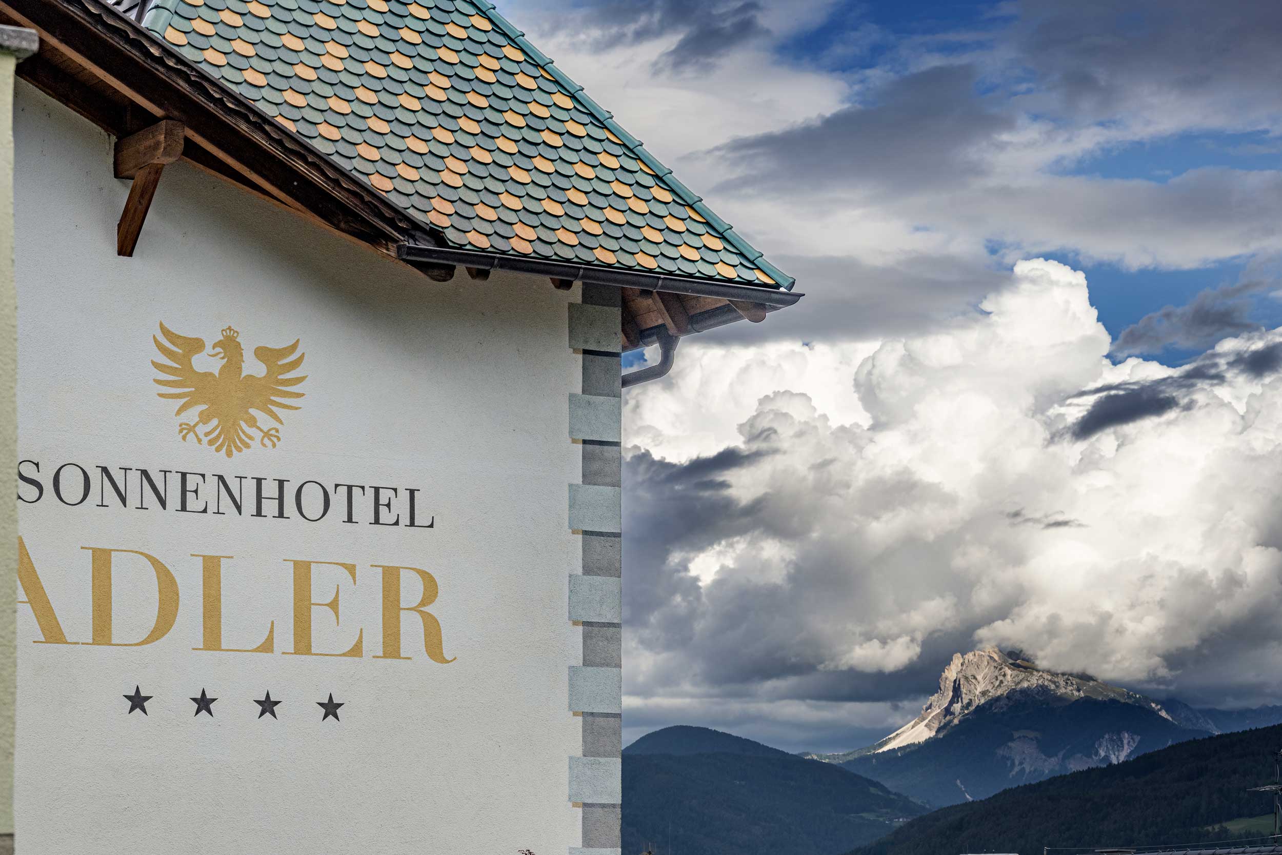 Urlaub-mit-Hund: Außenansicht Hotel - Sonnenhotel Adler Nature Spa Adults only - Haus | Umgebung, Urlaub mit Hund