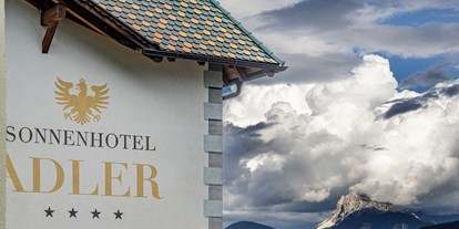 Hundehotel - St. Leonhard (Trentino-Südtirol) - Außenansicht Hotel - Sonnenhotel Adler Nature Spa Adults only