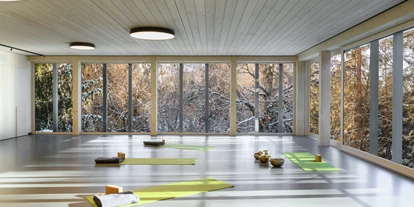 Hundehotel - Verpflegung: Frühstück - Vella - Unser neuer Waldraum mit 108m2 bietet einen wunderbaren Rahmen für unser Wochenprogramm, Retreats, Tagungen und Workshops. Im Vorraum steht ein Foyer mit einer Tee und Snackbar zur Verfügung.  - Schweizerhof Flims, Romantik Hotel