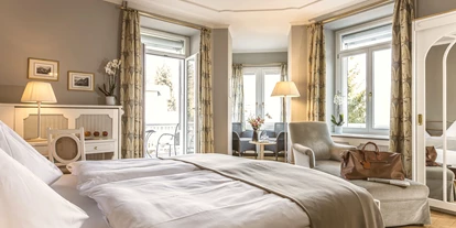 Hundehotel - Verpflegung: Frühstück - Vella - In unseren drei herrlichen Erkerzimmern finden Sie Raum zur Entspannung. Die Sitzecke mit Panoramaausblick auf die Flimser Bergwelt und das gemütliche Chaiselounge laden zum Erholen ein.  - Schweizerhof Flims, Romantik Hotel