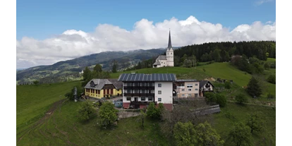 Hundehotel - Trink-/Fressnapf: vor dem Haus - Preitenegg - Ansicht vom www.Gasthof-Gutmann.at. - Gasthof-Pension Gutmann.