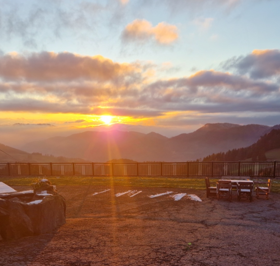 Hundehotel - Kärnten - Sonnenuntergang mit Sicht nach Süden vor dem Hotel... - Gasthof-Pension Gutmann.