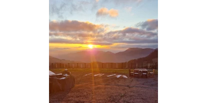 Hundehotel - Trink-/Fressnapf: vor dem Haus - Preitenegg - Sonnenuntergang mit Sicht nach Süden vor dem Hotel... - Gasthof-Pension Gutmann.