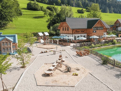 Hundehotel - Pools: Schwimmteich - Spielplatz vor dem Zloam Wirt - Narzissendorf Zloam