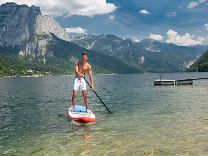 Hundehotel - Pools: Schwimmteich - Standup Paddeln am 10 Gehminuten entfernten Grundlsee - Narzissendorf Zloam