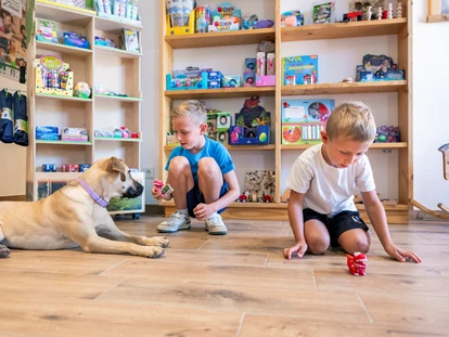 Hundehotel - Pools: Schwimmteich - Rezeption & Dorfladen Narzisssendorf Zloam - Narzissendorf Zloam
