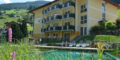Hundehotel - Pools: Schwimmteich - Aparthotel Almrösl im Sommer - Aparthotel Almrösl