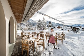 Urlaub-mit-Hund: Panorama-Terrasse im Winter - GOLFHOTEL Les Hauts de Gstaad & SPA