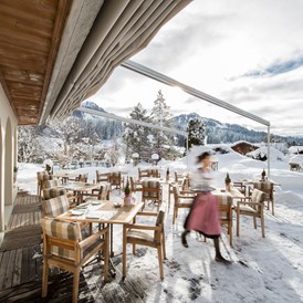 Urlaub-mit-Hund: Panorama-Terrasse im Winter - GOLFHOTEL Les Hauts de Gstaad & SPA