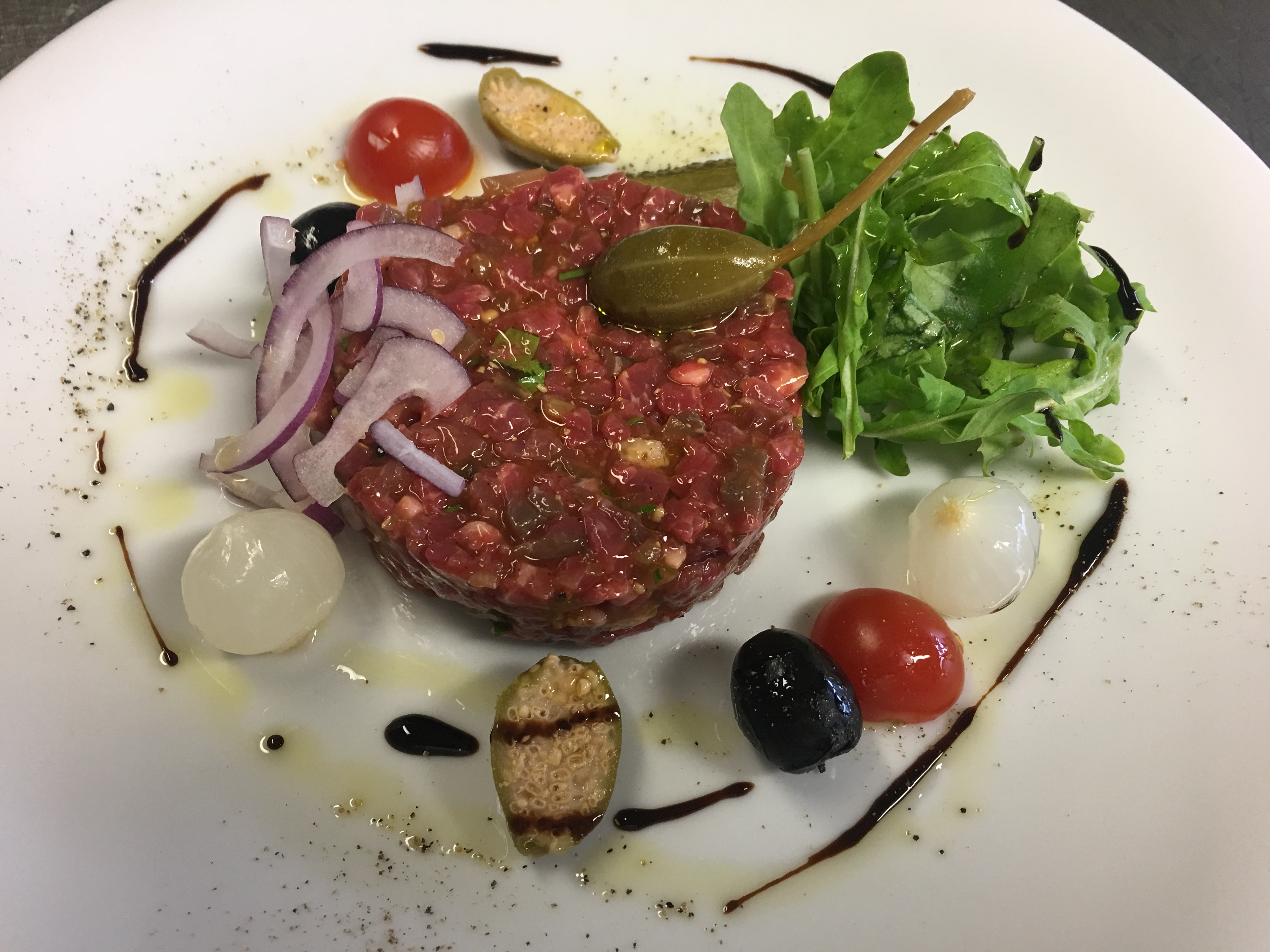 Urlaub-mit-Hund: handgeschnittenes Rindstatar - Hotel Dischma