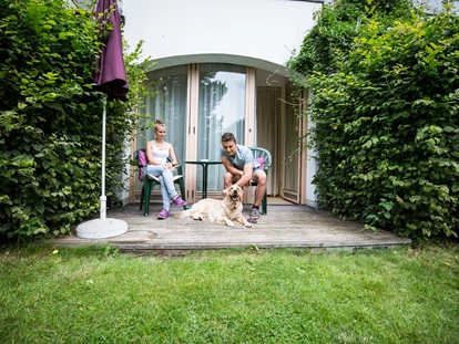 Hundehotel - Trink-/Fressnapf: an der Rezeption - Ossiach - Doppelzimmer mit Terrasse und Garten - Naturhotel Ortners Eschenhof