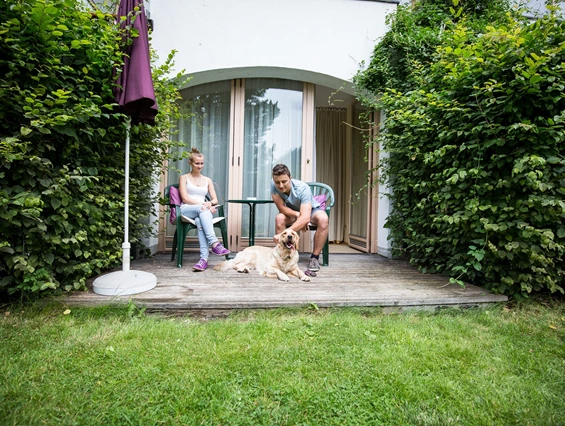 Urlaub-mit-Hund: Doppelzimmer mit Terrasse und Garten - Naturhotel Ortners Eschenhof
