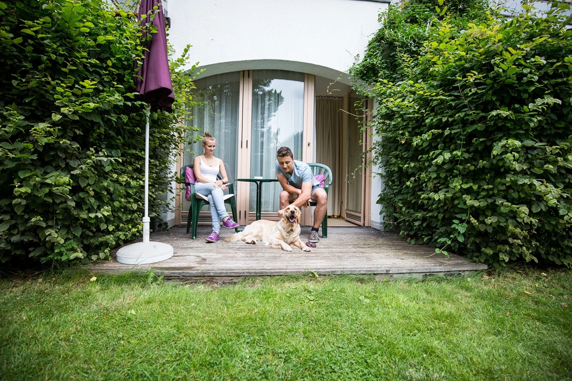Urlaub-mit-Hund: Doppelzimmer mit Terrasse und Garten - Naturhotel Ortners Eschenhof