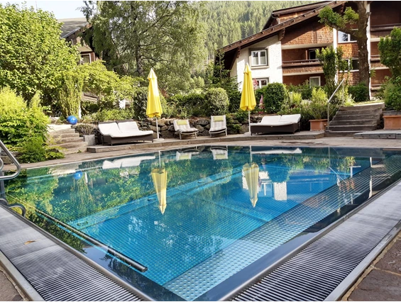Urlaub-mit-Hund: Freibad  - Naturhotel Ortners Eschenhof