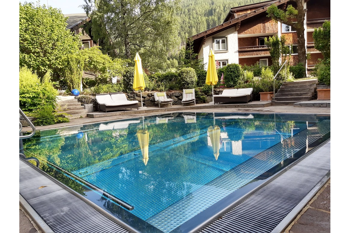 Urlaub-mit-Hund: Freibad  - Naturhotel Ortners Eschenhof