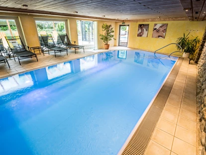 Hundehotel - Trink-/Fressnapf: an der Rezeption - Ossiach - Hallenbad - Naturhotel Ortners Eschenhof