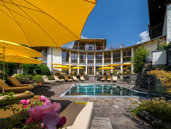 Urlaub-mit-Hund: Außenpool - Naturhotel Ortners Eschenhof