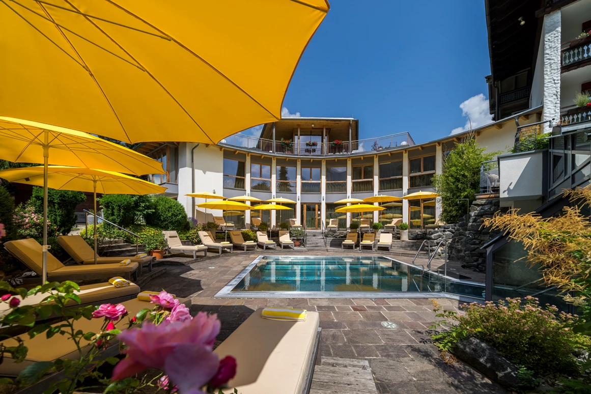 Urlaub-mit-Hund: Außenpool - Naturhotel Ortners Eschenhof