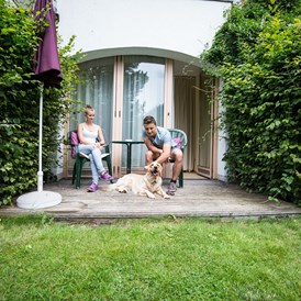 Urlaub-mit-Hund: Doppelzimmer mit Terrasse und Garten - Ortners Eschenhof - Alpine Slowness