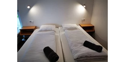 Hundehotel - Pools: Schwimmteich - Schlafzimmer - Vianova Lodges & Geinberg Suites