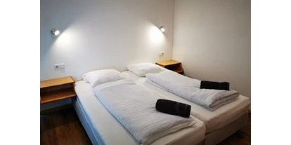 Hundehotel - Pools: Schwimmteich - Schlafzimmer - Vianova Lodges & Geinberg Suites