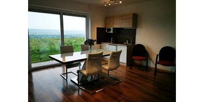 Hundehotel - Pools: Schwimmteich - Wohnzimmer - Vianova Lodges & Geinberg Suites