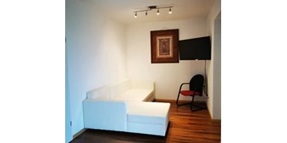 Hundehotel - Pools: Schwimmteich - Wohnzimmer - Vianova Lodges & Geinberg Suites