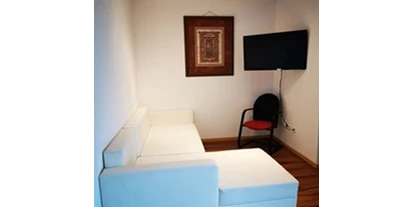 Hundehotel - Pools: Schwimmteich - Wohnzimmer - Vianova Lodges & Geinberg Suites
