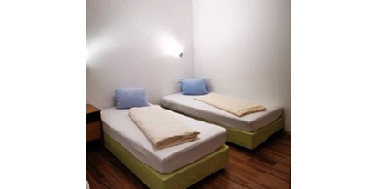 Hundehotel - Pools: Schwimmteich - Schlafzimmer - Vianova Lodges & Geinberg Suites