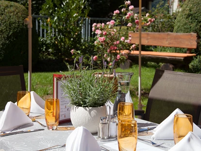 Hundehotel - Doggies: 3 Doggies - Wir servieren auch im Freien - Hotel Zimba Gmbh + CoKG