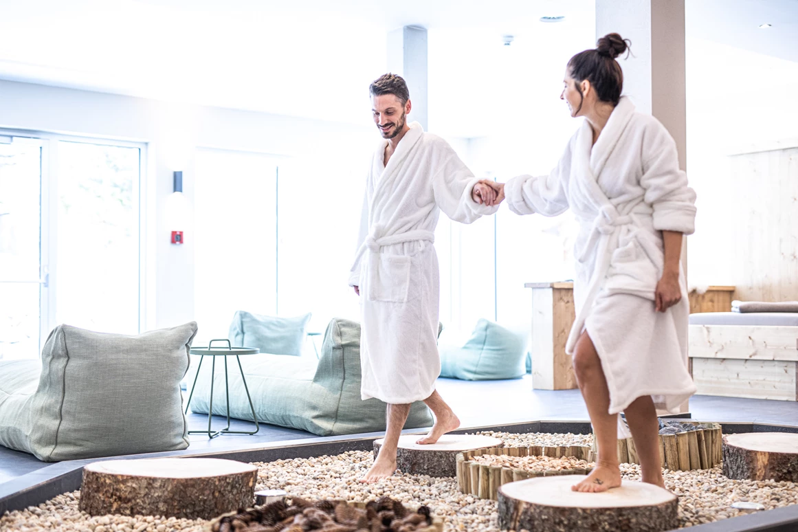 Urlaub-mit-Hund: Die Sinne wecken auf dem Fuß-Spür-Pfad - Hotel Johanna mitten im Ötztal - Wasser | Wellness