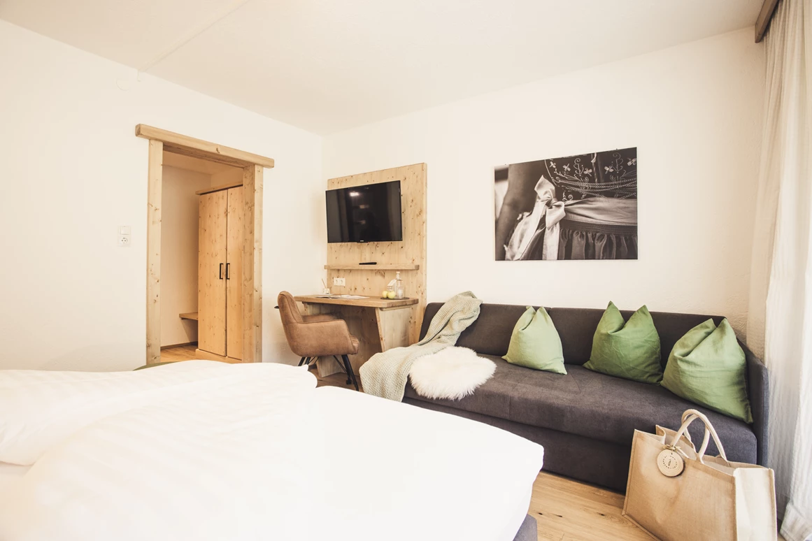 Urlaub-mit-Hund: Landhaus - Zimmer, Kategorie 3.0 - Hotel Johanna mitten im Ötztal - Wohnen | Schlafen