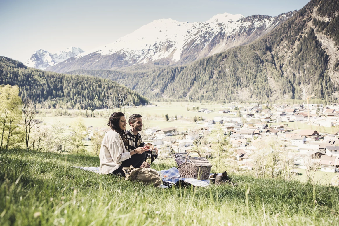 Urlaub-mit-Hund: Picknick hoch über dem Ötztal - Hotel Johanna mitten im Ötztal - Haus | Umgebung