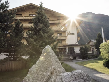 Urlaub-mit-Hund: Das Johanna im Sommer - Hotel Johanna mitten im Ötztal - Haus | Umgebung