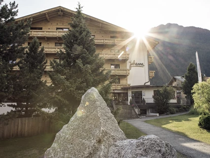 Hundehotel - Ladis - Das Johanna im Sommer - Hotel Johanna mitten im Ötztal