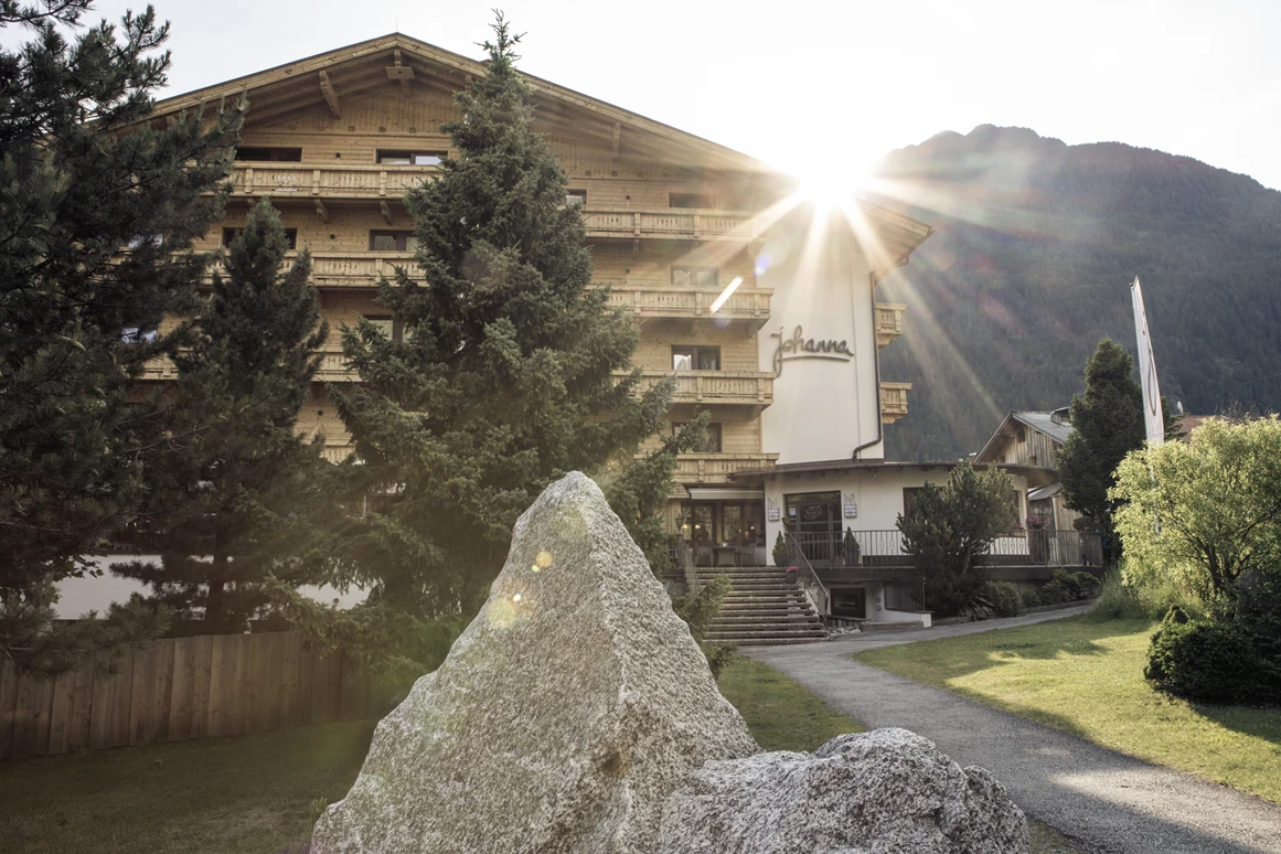 Urlaub-mit-Hund: Das Johanna im Sommer - Hotel Johanna mitten im Ötztal - Haus | Umgebung