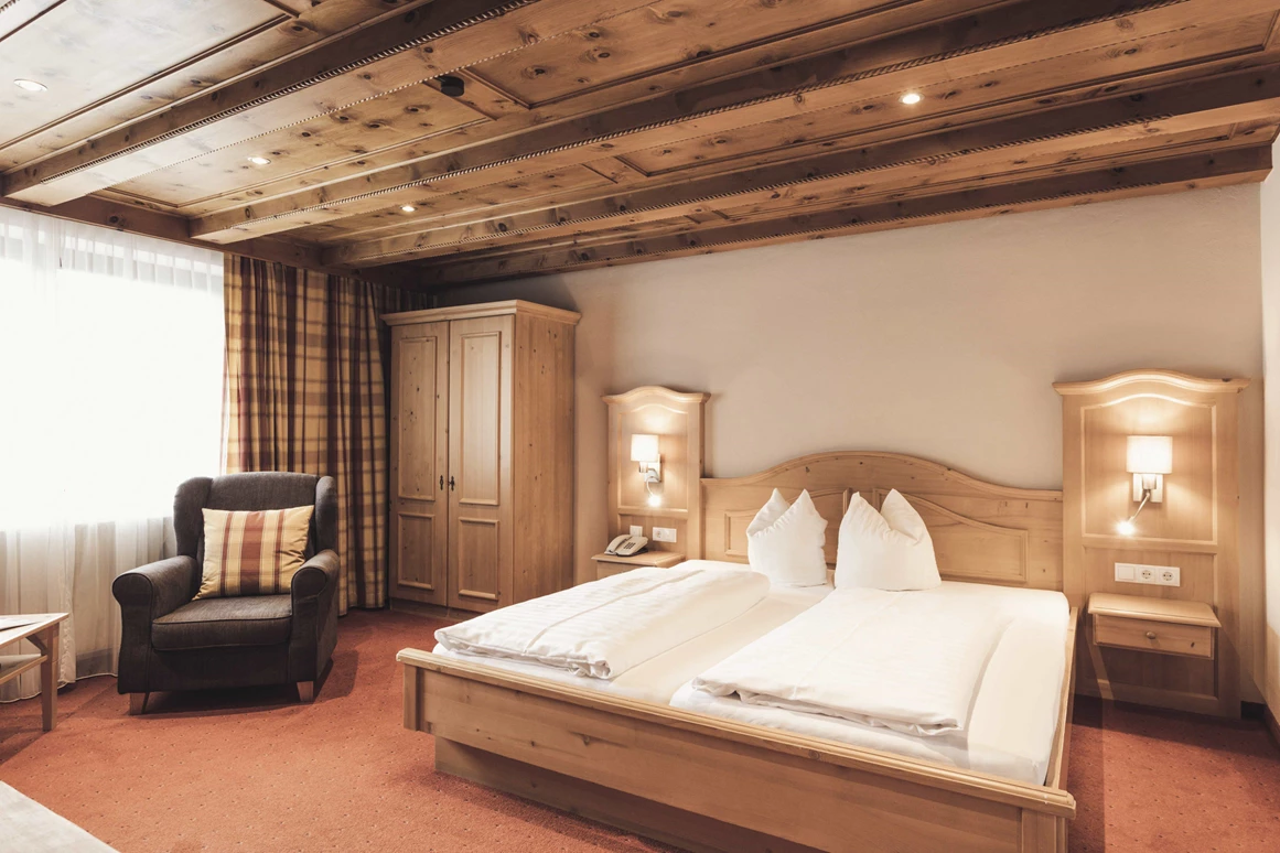 Urlaub-mit-Hund: ZImmerkategorie 2.0 - Hotel Johanna mitten im Ötztal - Wohnen | Schlafen