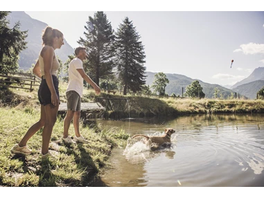 Urlaub-mit-Hund: Schwimmen in der Wau-Zone - Hotel Johanna mitten im Ötztal - Haus | Umgebung