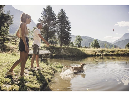 Hundehotel - Ladis - Schwimmen in der Wau-Zone - Hotel Johanna mitten im Ötztal